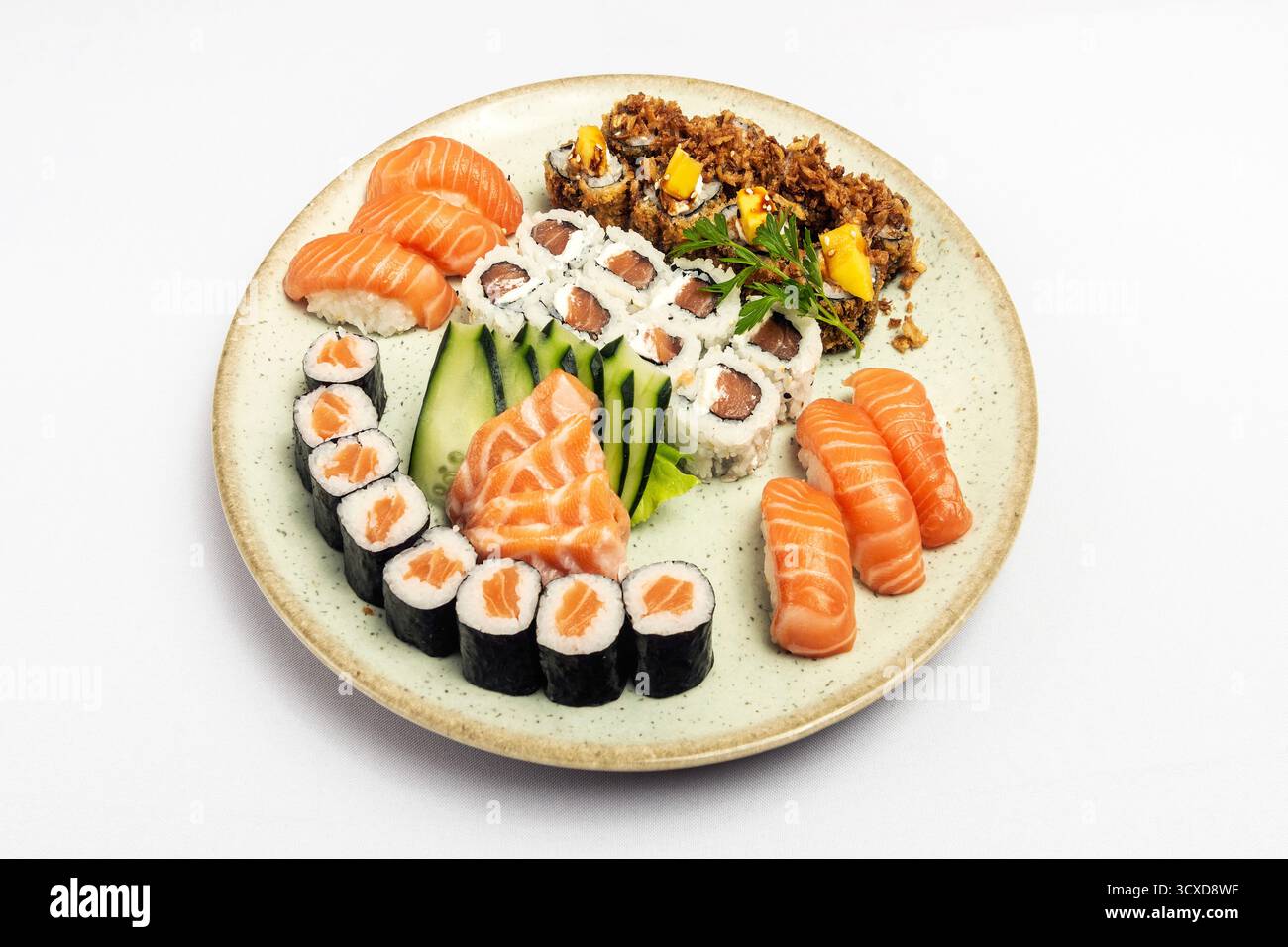 plat de sushi mixte moriawase repas sur assiette dans un restaurant japonais sur fond blanc Banque D'Images