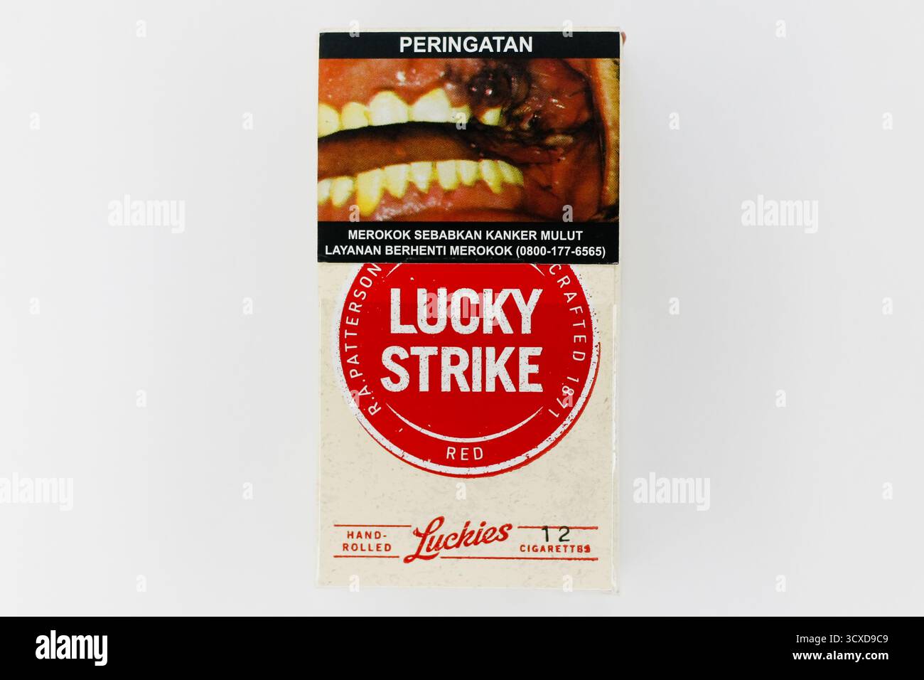 gros plan un paquet de main de cigarette lucky strike roulé isolé sur fond blanc Banque D'Images