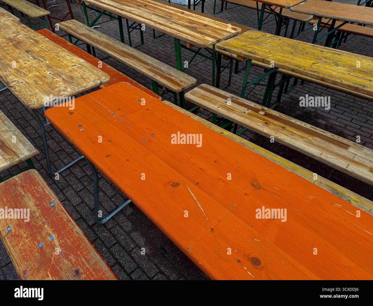 Tables et bancs de bière en bois utilisés au festival de la bière en plein air Banque D'Images