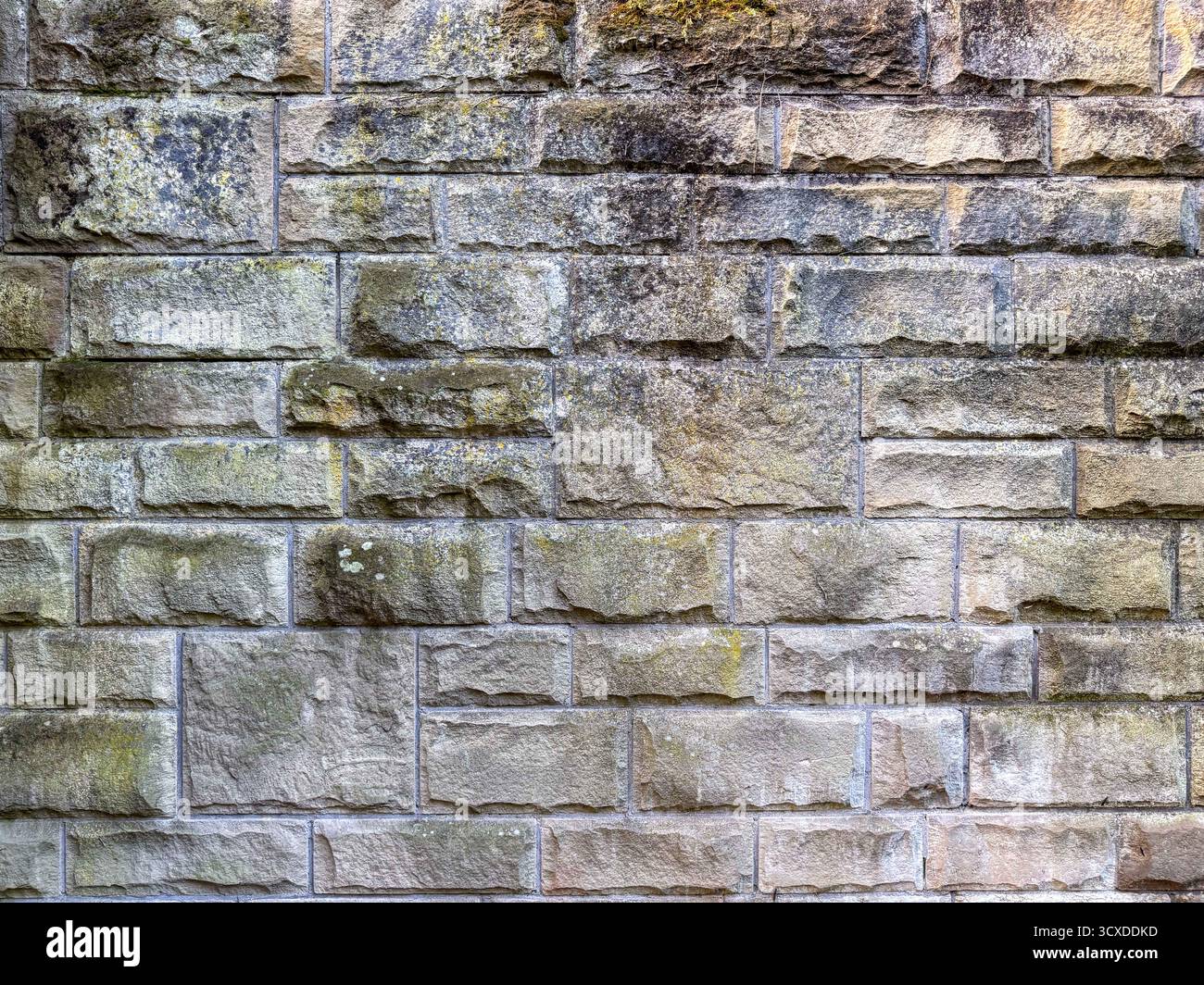Vieux mur de pierre naturelle avec surface rustique texturée - Grand fond de diapositive Banque D'Images
