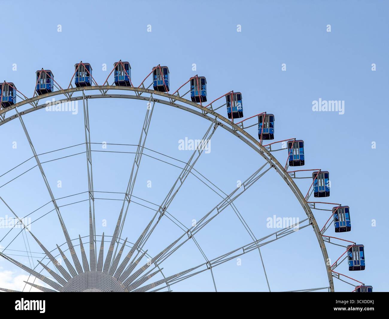 Grande roue au vibrant parc d'attractions Carnival, Blue Sky Banque D'Images