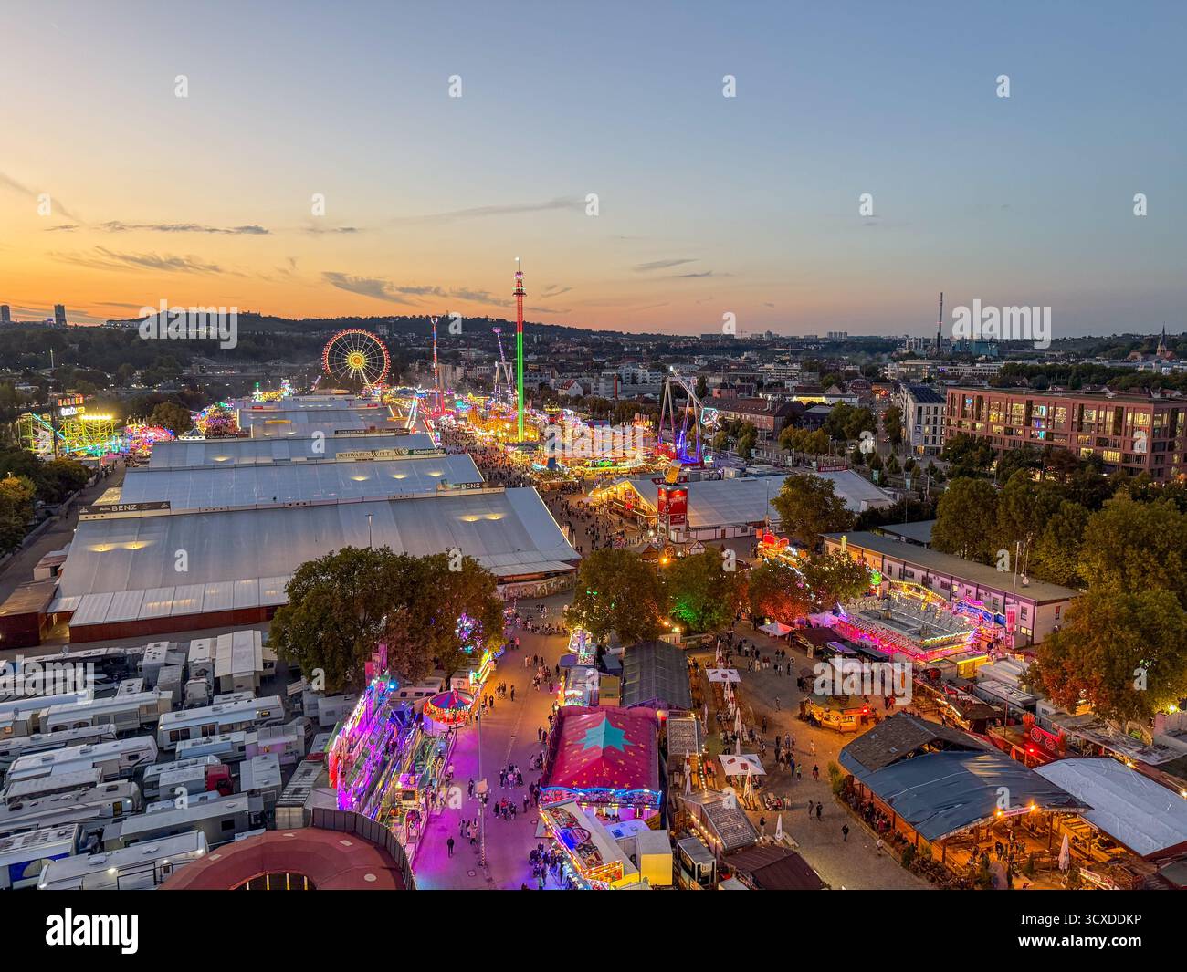 Vue panoramique sur les manèges de carnaval et la foule du festival à stuttgart allemagne Banque D'Images