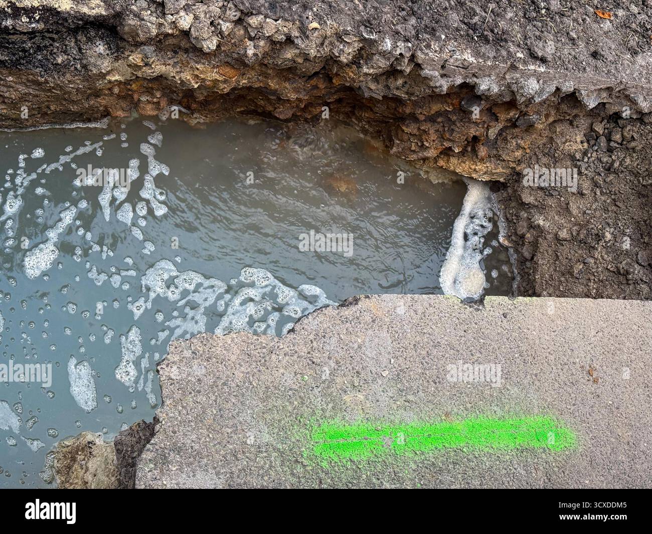 Fuite d'eau dans une rue en raison de travaux de construction Banque D'Images