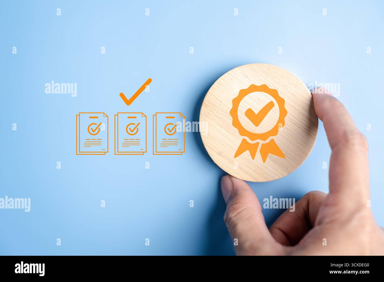 Processus d'assurance qualité avec certificat d'approbation et documents de liste de contrôle, vérification de la conformité Banque D'Images