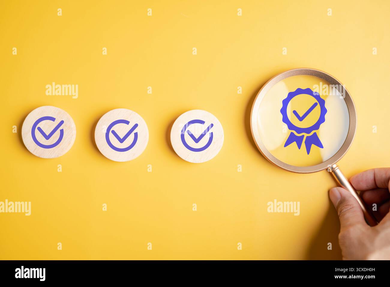 Vérification de certificat standard avec marque d'approbation sous loupe, vérification de conformité Banque D'Images