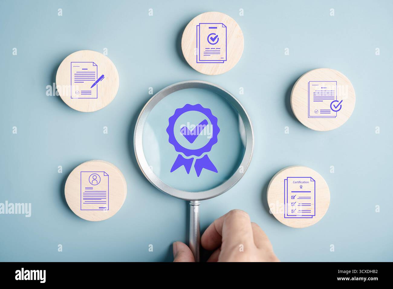 Formulaire de document d'assurance qualité avec certificat d'approbation, vérification de conformité, rapport d'audit Banque D'Images