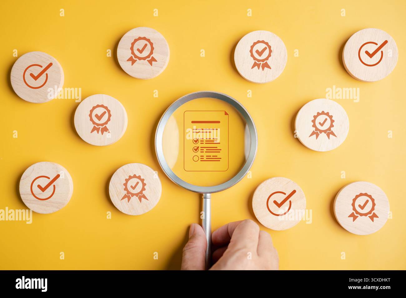 Enquête en ligne, formulaire numérique et certificat d'approbation avec liste de contrôle. conformité, assurance qualité Banque D'Images