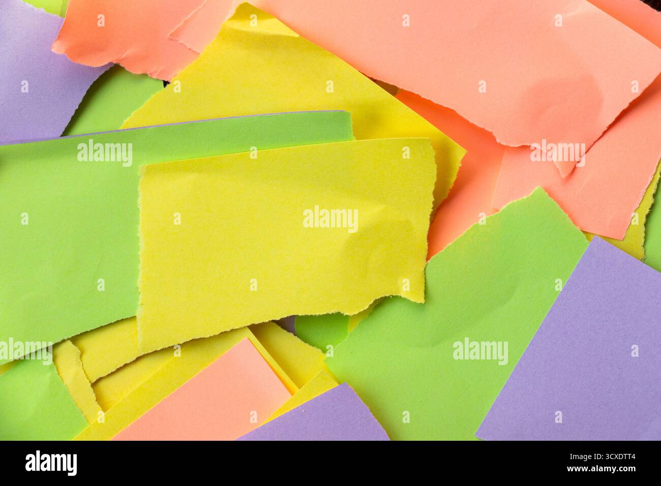 Papier peint et arrière-plan fabriqués à partir de morceaux de papier déchiré et coloré froissé Banque D'Images