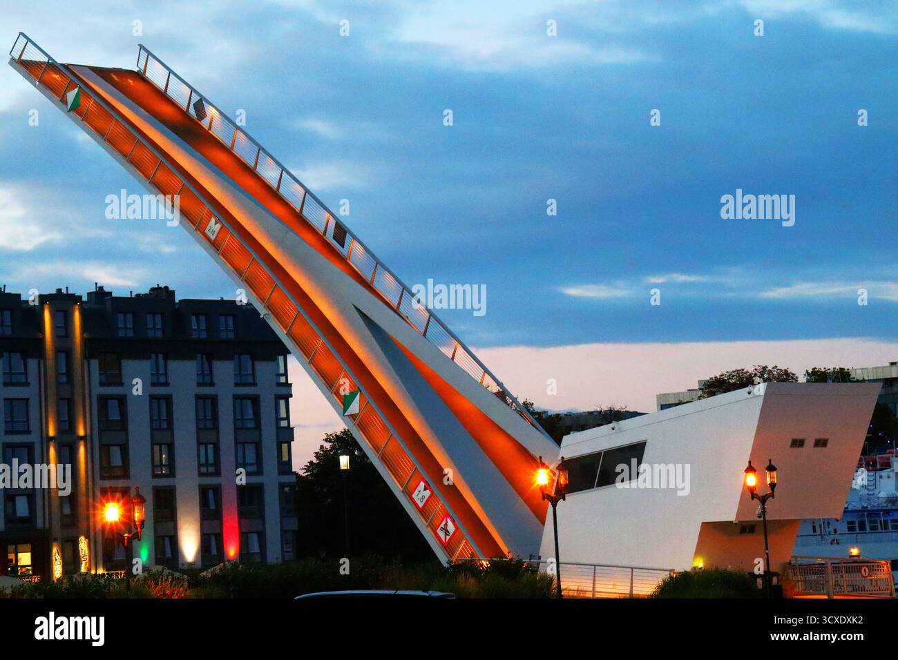 Pont basculant moderne à Gdansk illuminé au crépuscule Banque D'Images