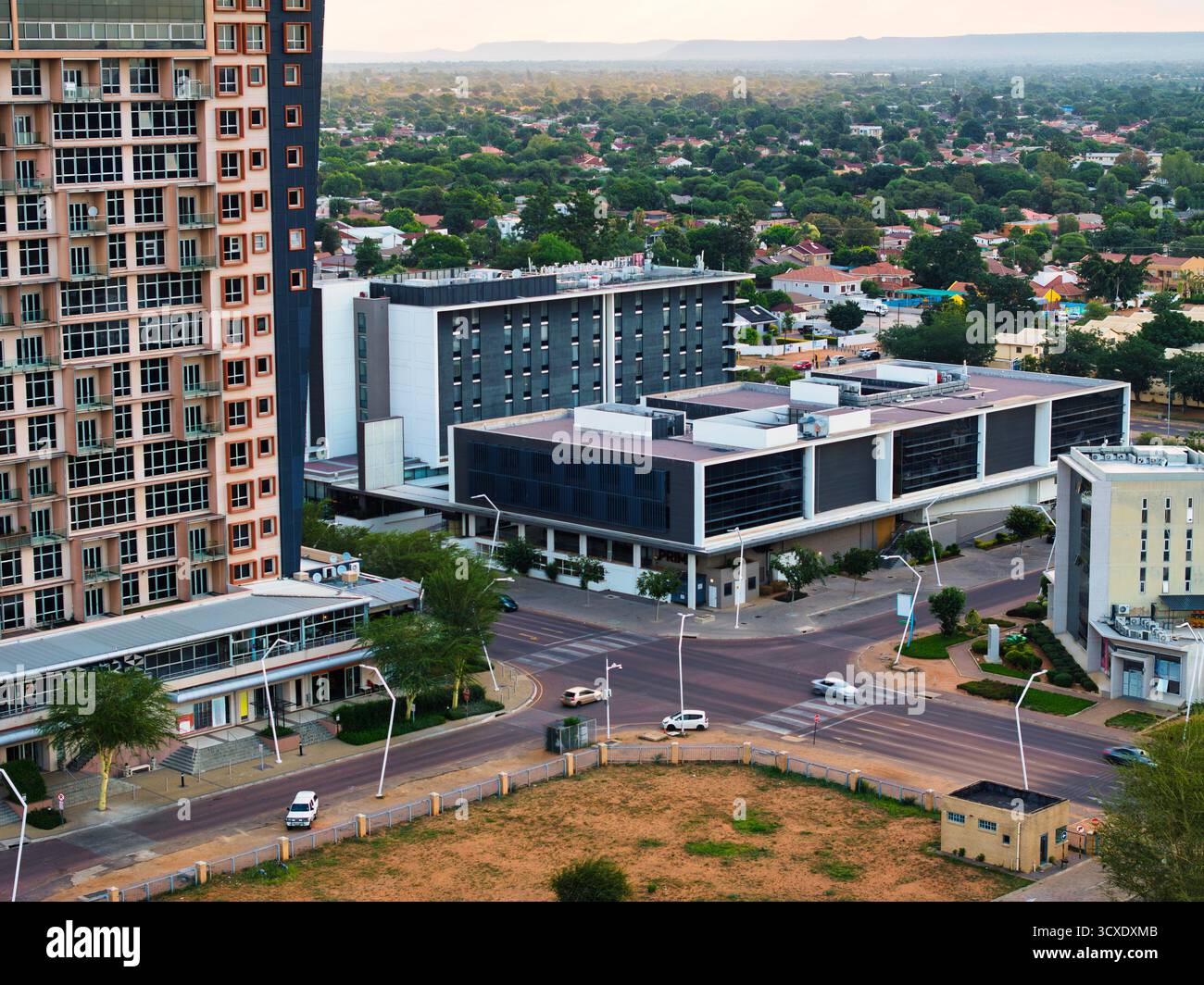 Vue aérienne à CBD, Gaborone, Botswana, quartier résidentiel à l'arrière, et développement immobilier Banque D'Images