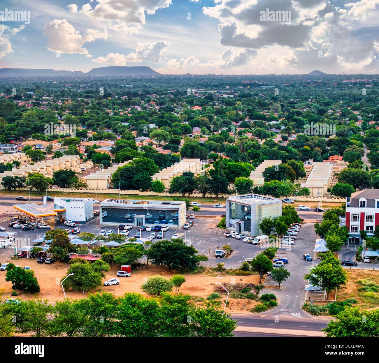 Vue aérienne à CBD, Gaborone, Botswana, quartier résidentiel à l'arrière, et développement immobilier Banque D'Images