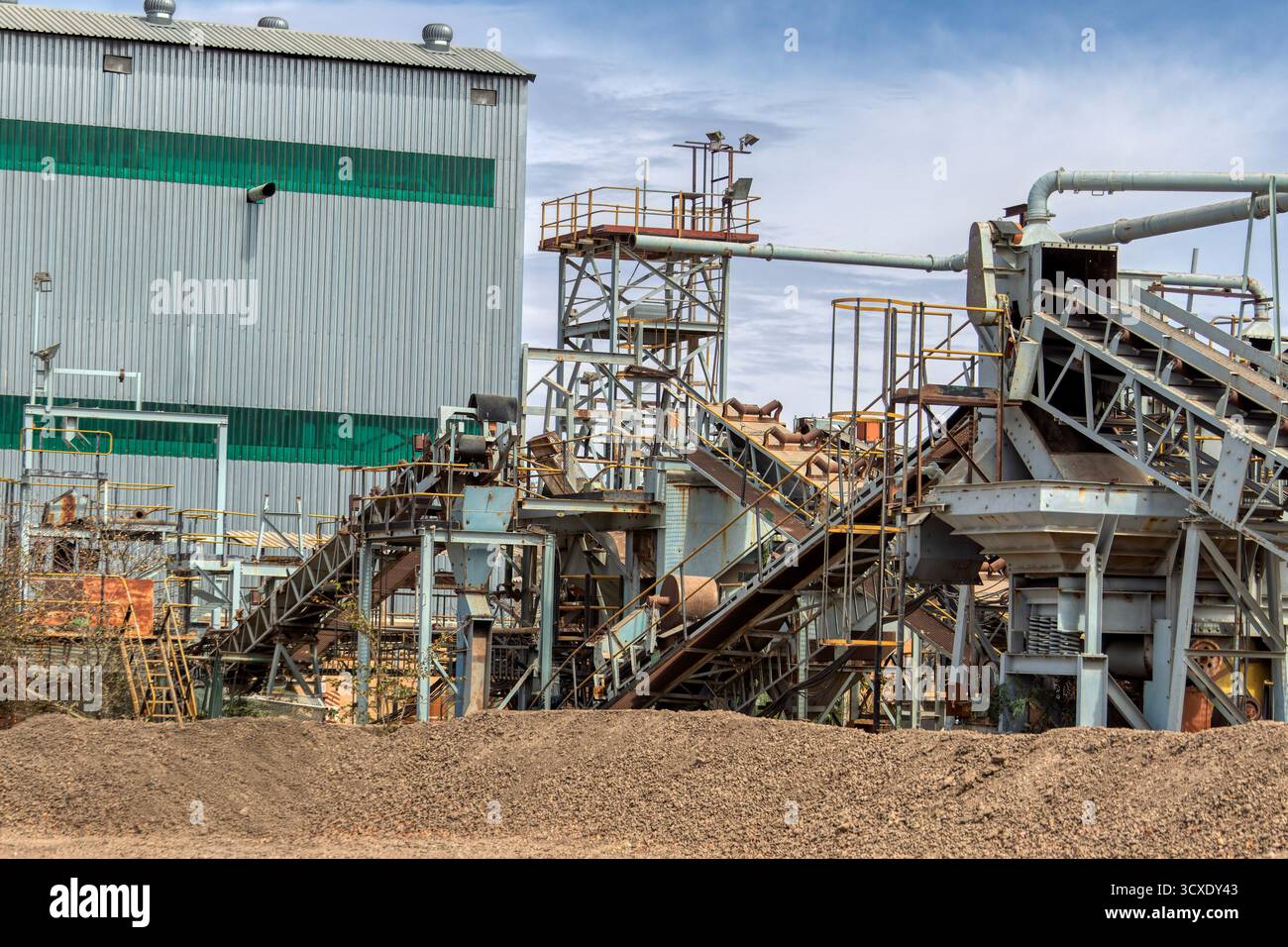 Concasseur de kimberlite dans une usine de traitement dans une mine de diamants , concassage de minerai et kimberlite séparée , Afrique Banque D'Images