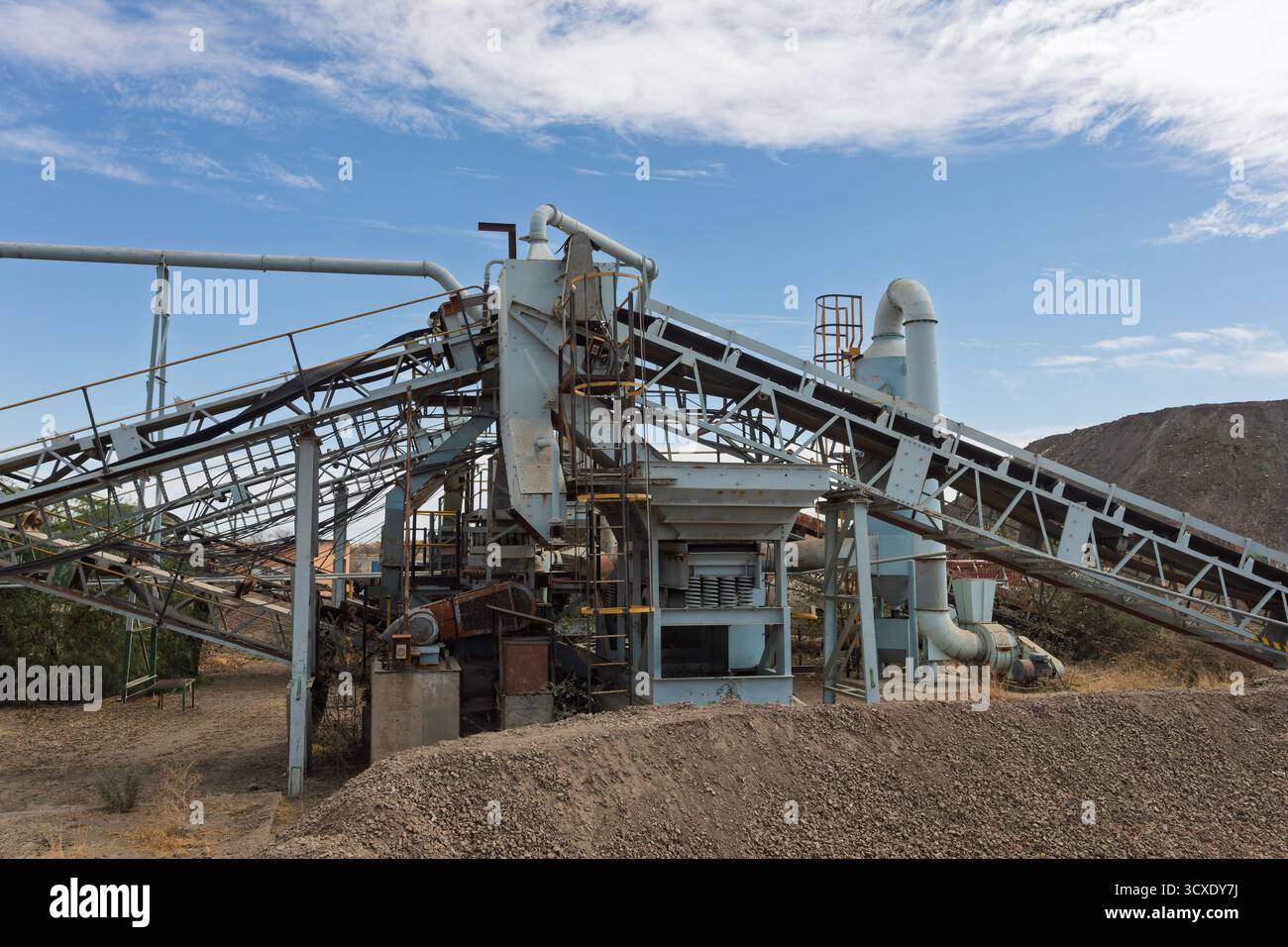 Usine de concassage de kimberlite dans une mine de diamants en Afrique, projet d'usine de traitement du minerai Banque D'Images