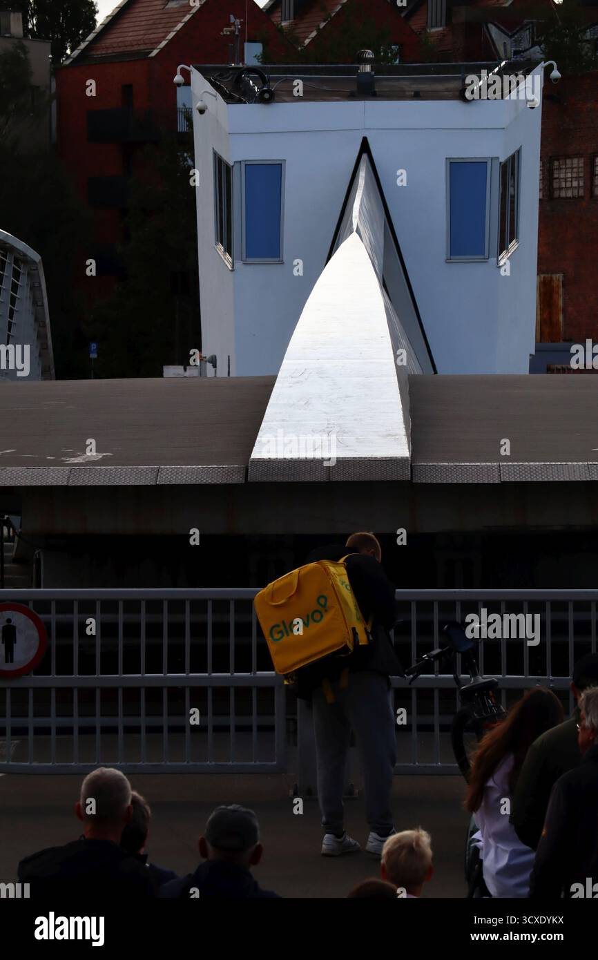 Les gens attendent que le pont-levis moderne sur la rivière Motława à Gdańsk soit élevé Banque D'Images