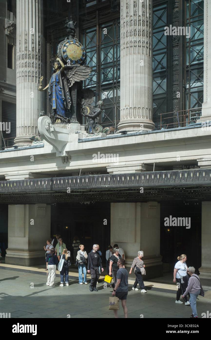 Selfridges London, le célèbre grand magasin de luxe sur Oxford Street, connu pour sa magnifique façade et ses marques exclusives Banque D'Images