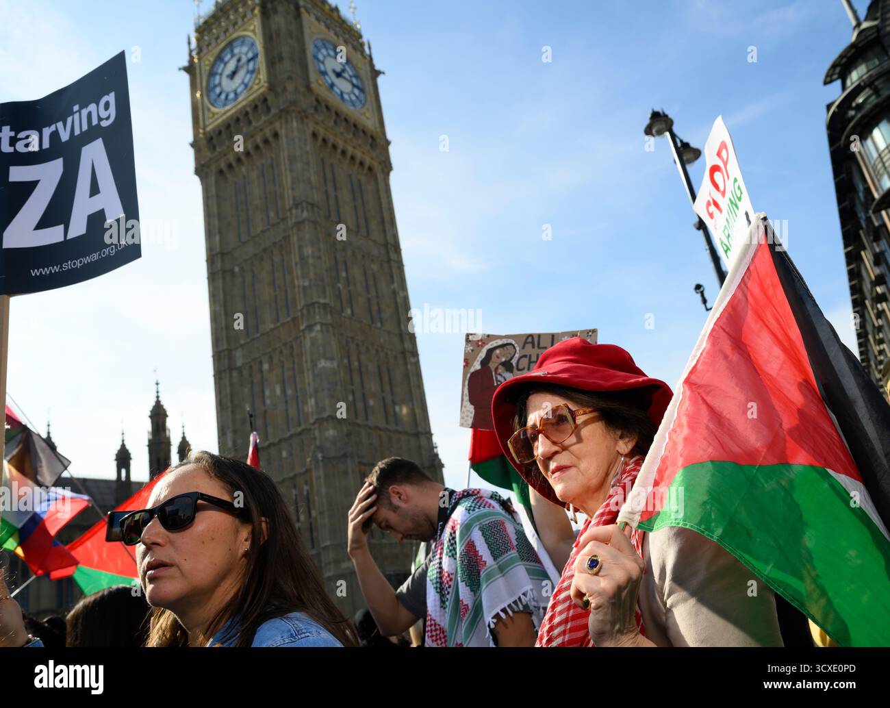 Manifestants lors d'une marche pro-palestinienne devant la Chambre du Parlement. La marche a commencé à Victoria Embankment et s'est terminée par un rassemblement à Whitehall. Banque D'Images