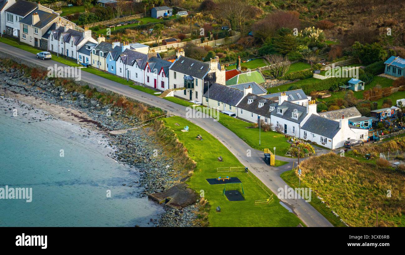 Vue aérienne du village et du port de Port Logan, Dumfries et Galloway, Écosse, montrant le village côtier et la baie. Banque D'Images