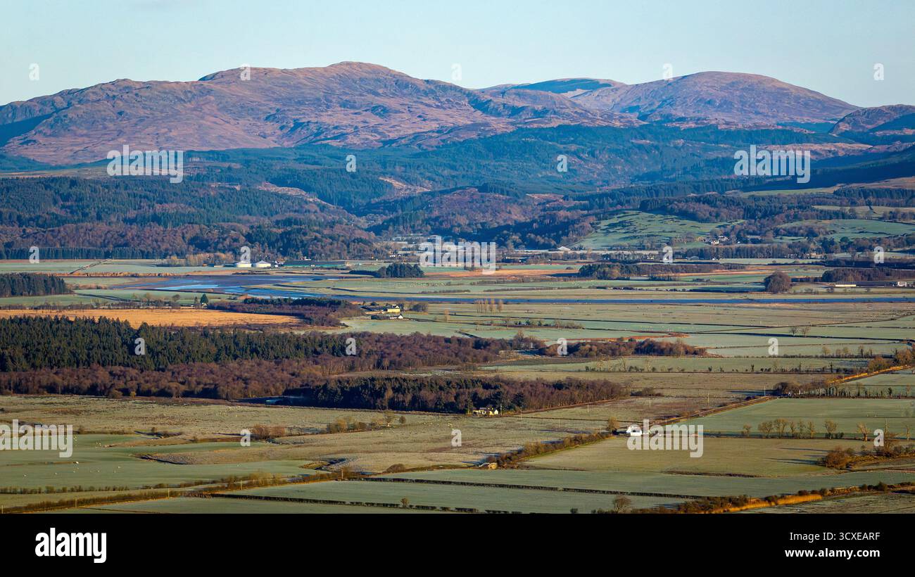 Vue aérienne de la forêt et des collines dans la lumière hivernale prolongée, avec Cairnsmore of Fleet au loin, Galloway, Dumfries et Galloway, Écosse, Royaume-Uni Banque D'Images