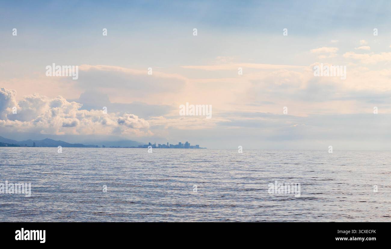 Silhouette de la ville moderne à l'horizon de la mer Banque D'Images