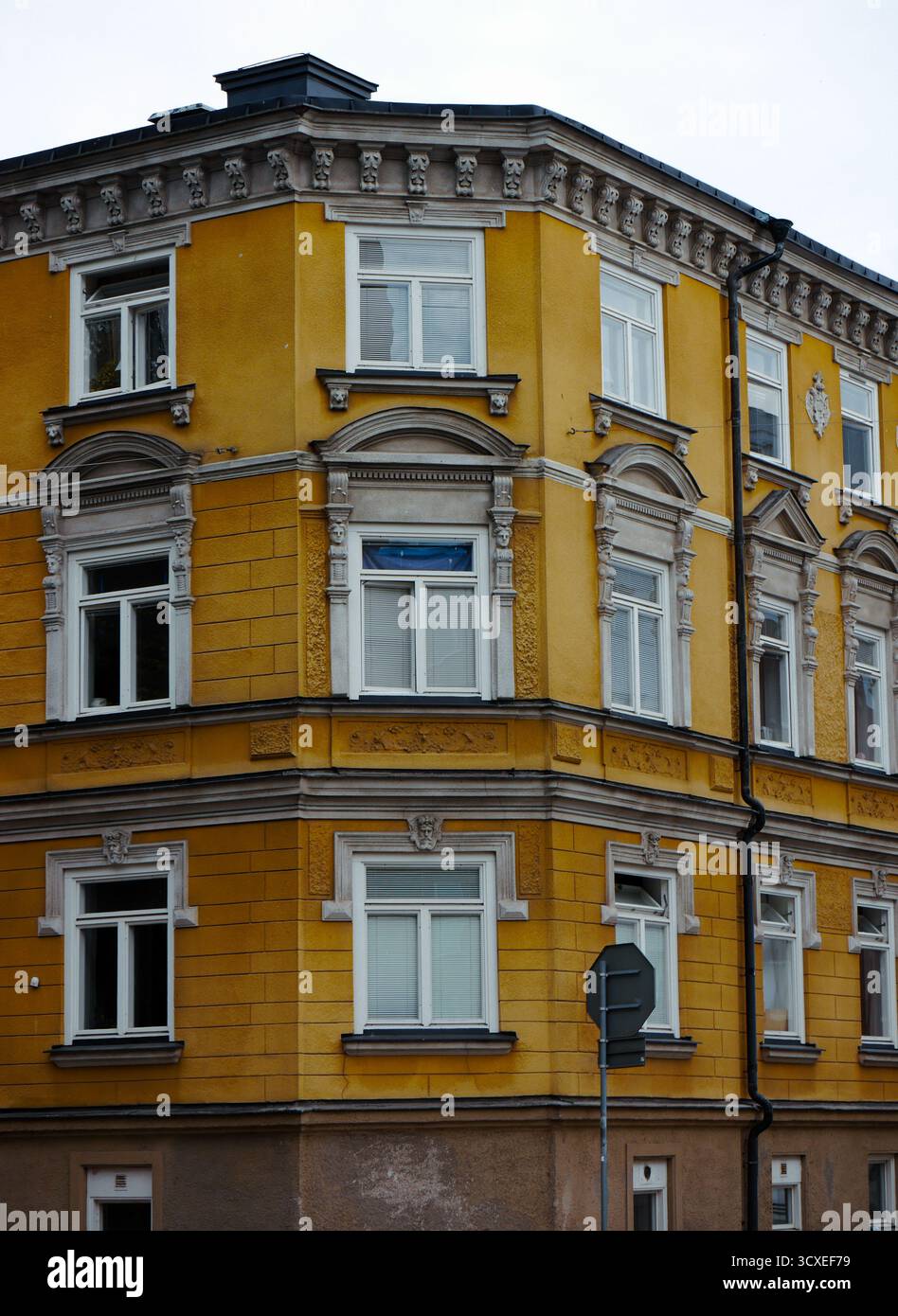 Vue sur l'immeuble jaune Banque D'Images