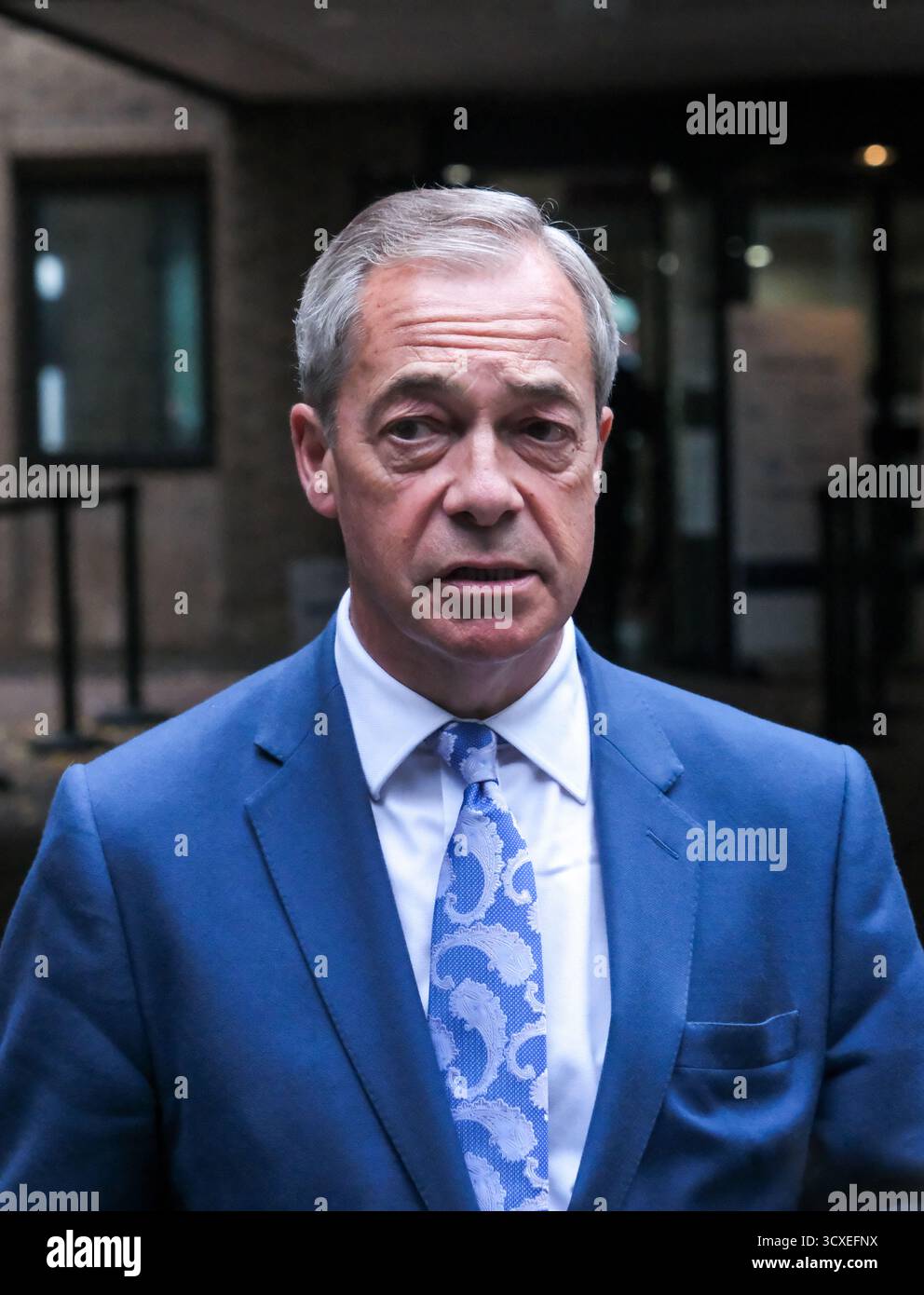 Southwark Crown court, Londres, Royaume-Uni. 14 octobre 2025. Nigel Farage devant la cour de la Couronne de Southwark après que le migrant afghan Fayaz Khan qui a menacé de le tuer a été emprisonné pendant cinq ans. Credit : Matthew Chattle/Alamy Live News Banque D'Images
