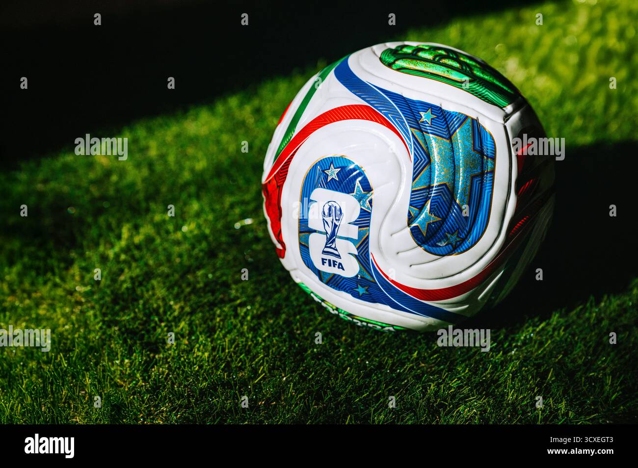 LOS ANGELES, États-Unis, 15 NOVEMBRE 2025 : Coupe du monde de la FIFA 2026 — Trionda officiel placé sur l'herbe, mettant en valeur l'esprit du football aux États-Unis, Mexi Banque D'Images
