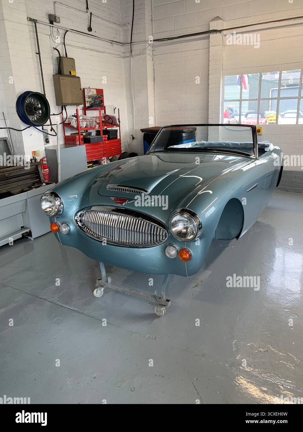 Atelier de garage de restauration de voitures classiques - Austin Healey Rawles Motorsport England UK Banque D'Images