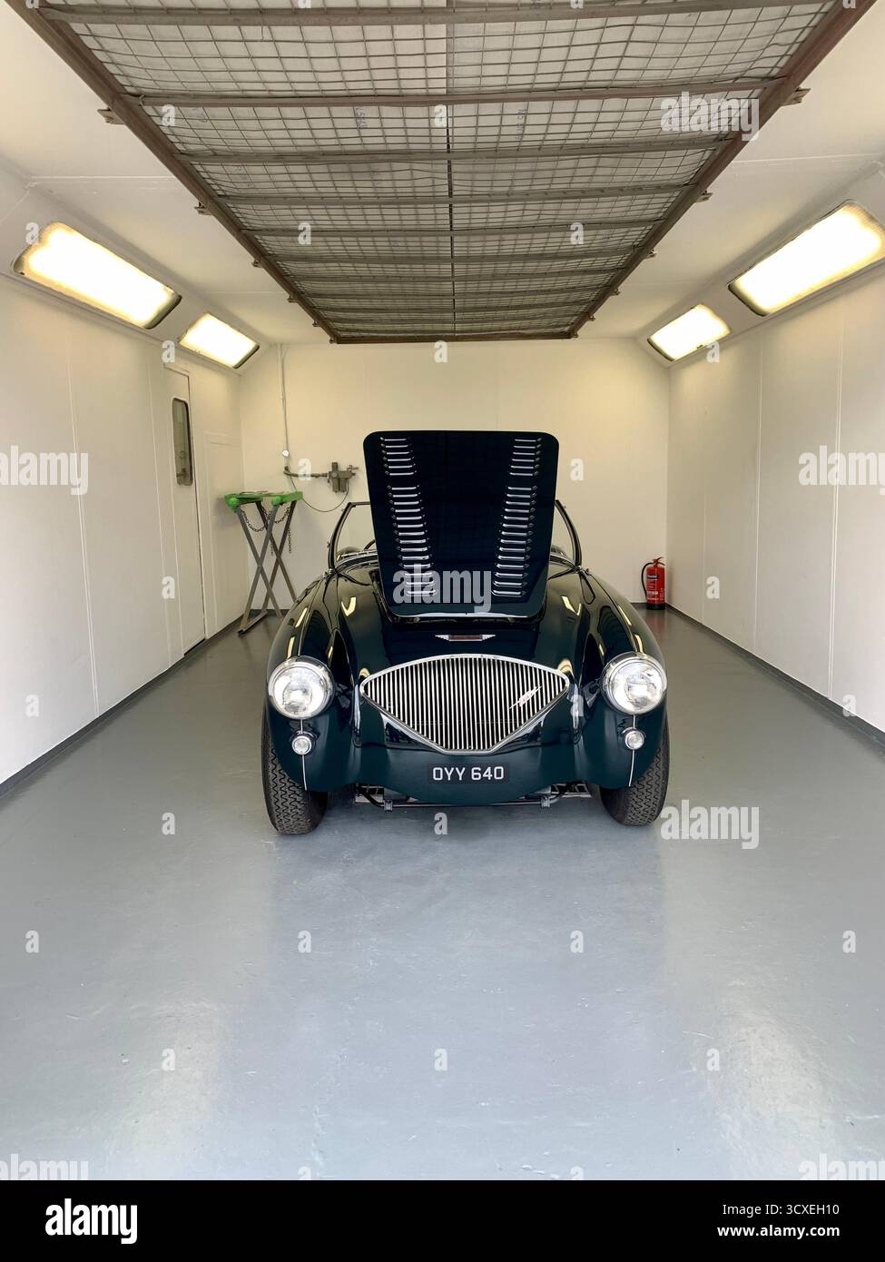 Atelier de garage de restauration de voitures classiques - Austin Healey Rawles Motorsport England UK Banque D'Images