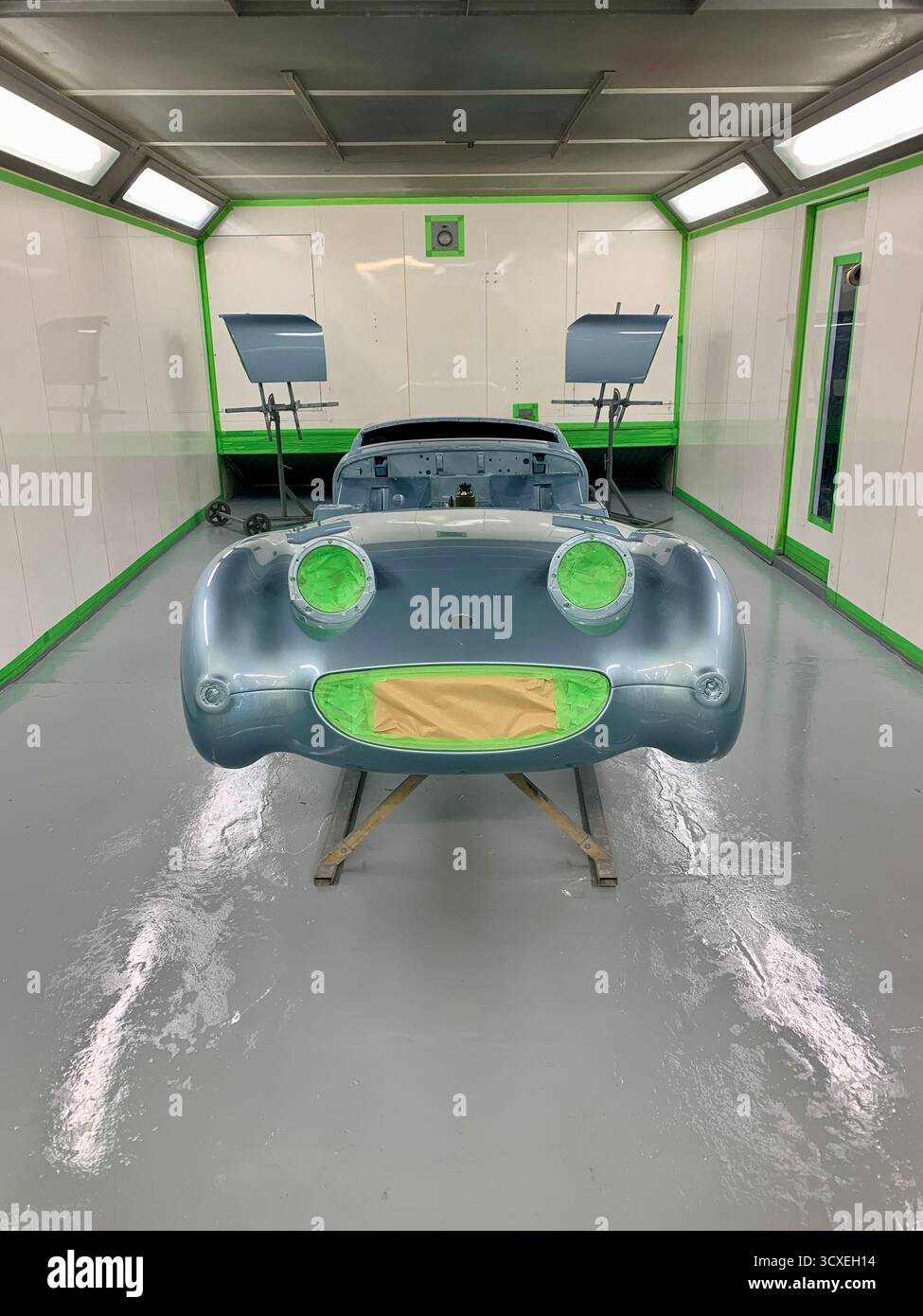 Classic car Restoration garage Workshop Paintshop - Austin Healey Rawles Motorsport England UK Banque D'Images
