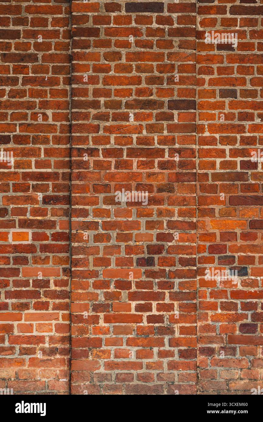 Texture d'un mur médiéval en briques orange Banque D'Images
