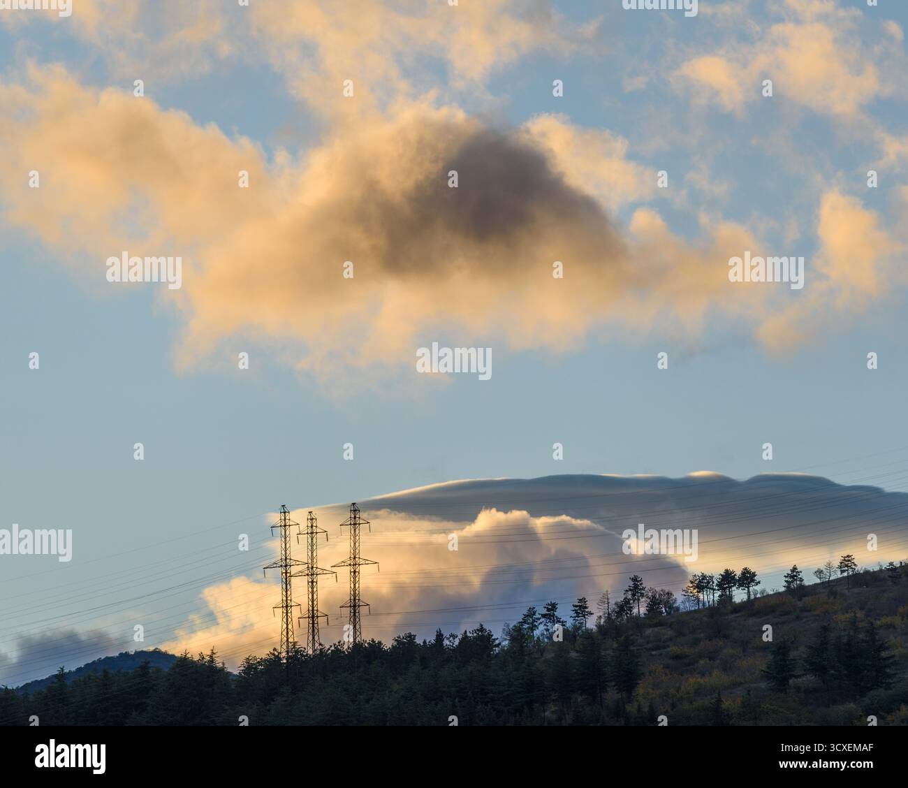 Lignes électriques contre un ciel de coucher de soleil pittoresque avec des nuages. Banque D'Images