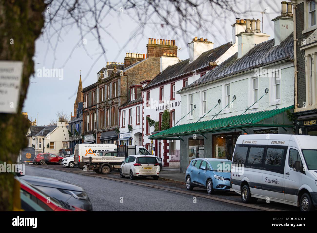 La lumière hivernale tombe sur la High Street à Moffat, une ville du Dumfries et Galloway, en Écosse Banque D'Images