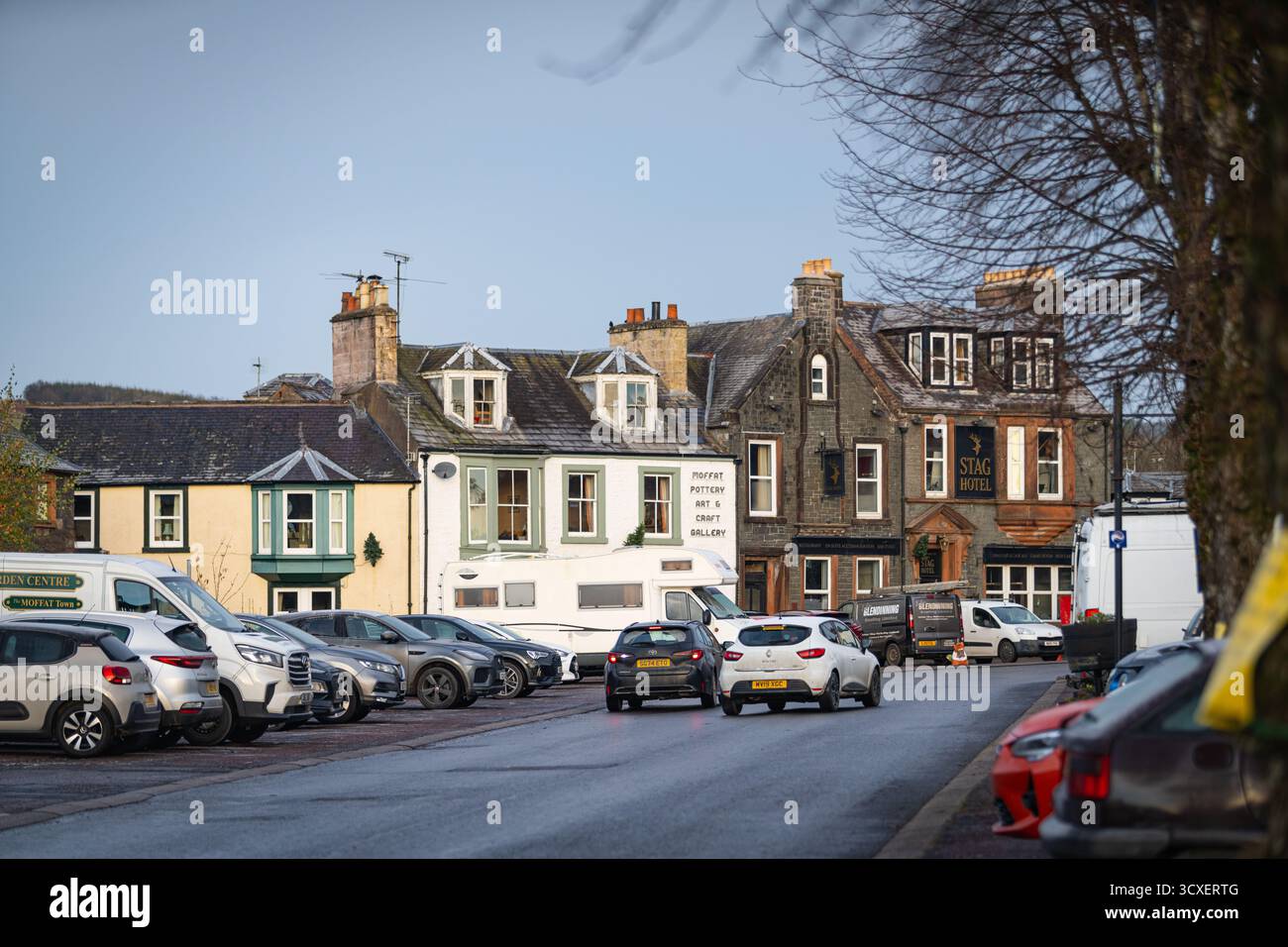 La lumière hivernale tombe sur la High Street à Moffat, une ville du Dumfries et Galloway, en Écosse Banque D'Images