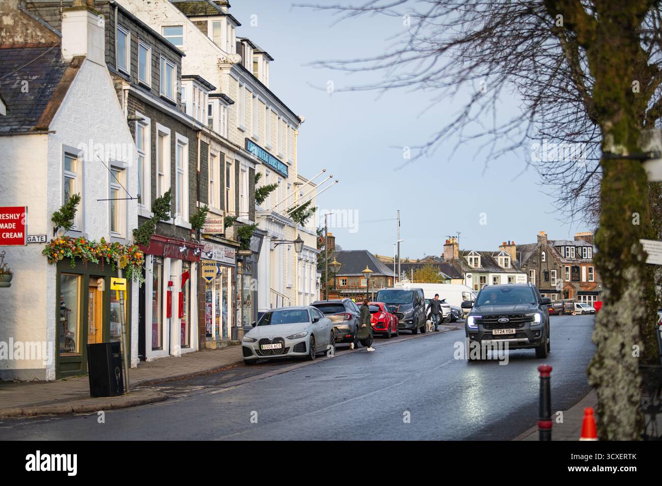 La lumière hivernale tombe sur la High Street à Moffat, une ville du Dumfries et Galloway, en Écosse Banque D'Images