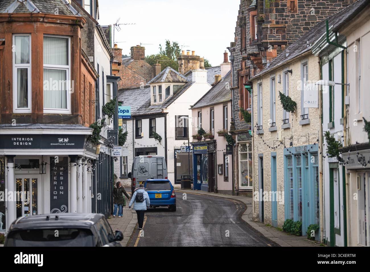 La lumière hivernale tombe sur la High Street à Moffat, une ville du Dumfries et Galloway, en Écosse Banque D'Images