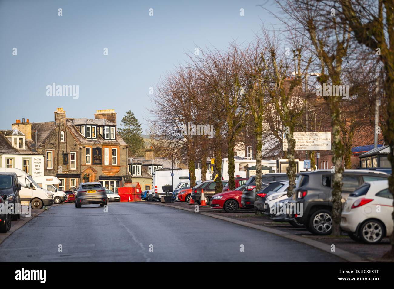 La lumière hivernale tombe sur la High Street à Moffat, une ville du Dumfries et Galloway, en Écosse Banque D'Images