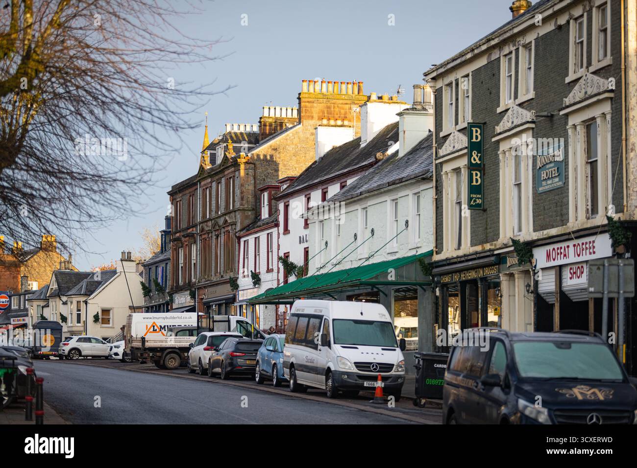 La lumière hivernale tombe sur la High Street à Moffat, une ville du Dumfries et Galloway, en Écosse Banque D'Images