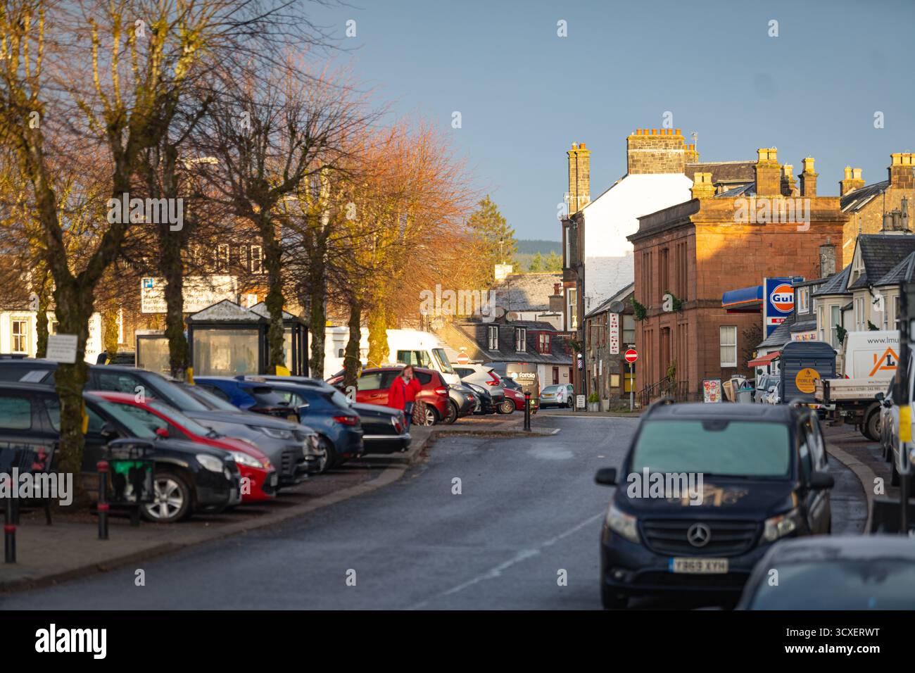 La lumière hivernale tombe sur la High Street à Moffat, une ville du Dumfries et Galloway, en Écosse Banque D'Images