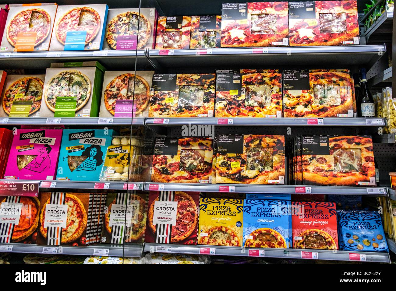 Londres Royaume-Uni, 14 octobre 2025, sélection de pizzas Waitrose, Urban, Pizza Express et Crosta Mollica en boîte et non cuites Banque D'Images