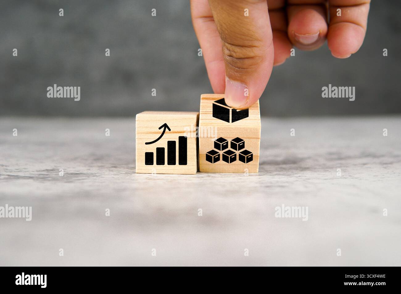 Main humaine disposant des cubes en bois sur une surface plane, représentant la construction de fondations, le développement, la croissance ou le concept de démarrage. Composition minimaliste Banque D'Images