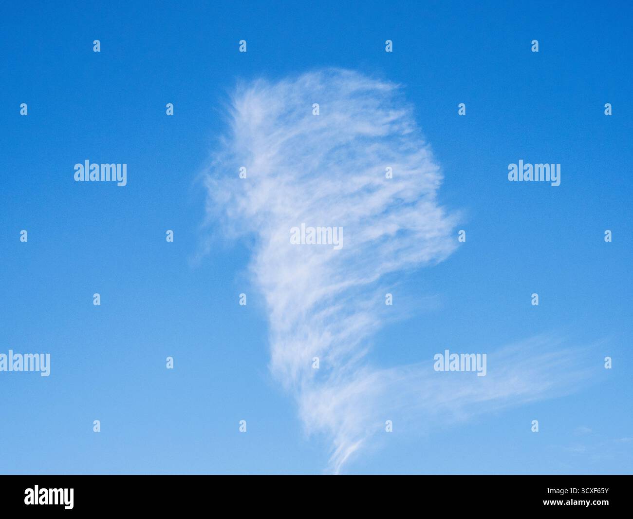 Cirrus Whirls - un nuage tornade, tornade, à haute altitude, beau temps dans un ciel bleu sans nuages. Banque D'Images Cirrus Whirls - un nuage tornade, tornade, à haute altitude, beau temps dans un ciel bleu sans nuages. Banque D'Images