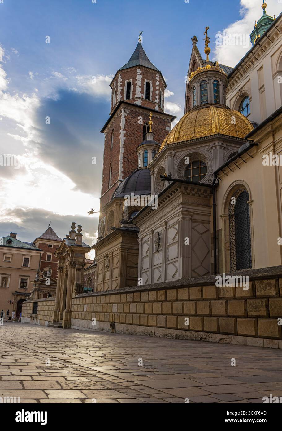 17 avril 2025 Cracovie, Pologne. L'église et la tour du château royal de Wawel et le ciel bleu dans la vieille ville de Cracovie. Banque D'Images