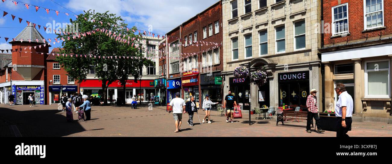 Vue à travers la place du marché, ville de Nuneaton, Warwickshire, Angleterre, Royaume-Uni Banque D'Images