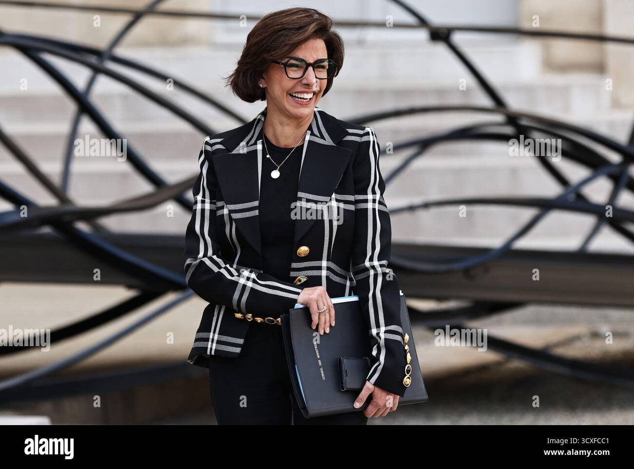 Paris, France. 14 octobre 2025. La ministre française de la culture Rachida Dati part après la première réunion hebdomadaire du cabinet du nouveau gouvernement au Palais de l'Elysée à Paris, France, 14 octobre 2025. Le premier ministre français Sébastien Lecornu a dévoilé dimanche soir la composition de son nouveau gouvernement, composé d'un total de 34 ministres, selon la présidence. Crédit : Gao Jing/Xinhua/Alamy Live News Banque D'Images