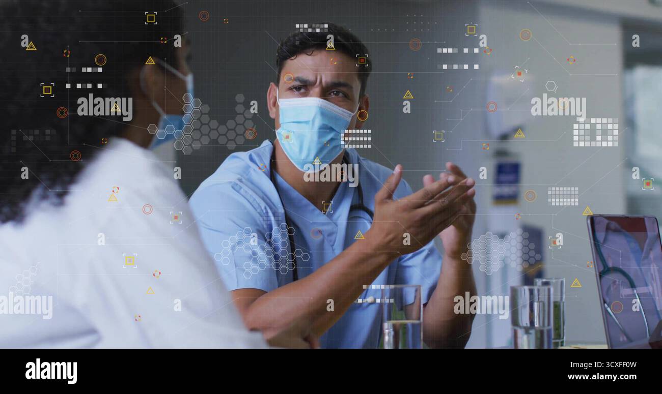 Gestuelle infirmière masculine penchée à la table de la clinique, avec stéthoscope ordinateur portable lunettes d'eau masques chirurgicaux Banque D'Images
