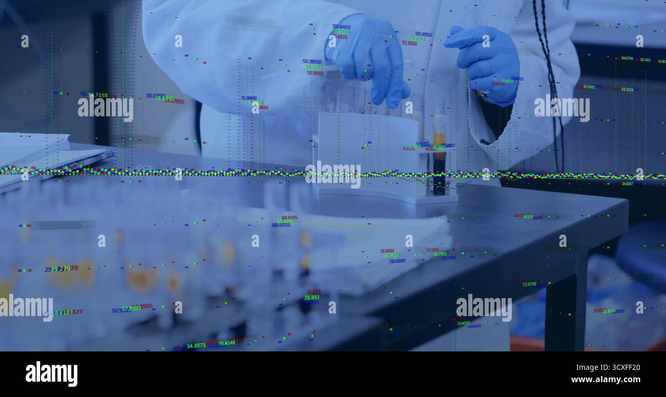 Chercheur portant une blouse de laboratoire et des gants tenant un tube à essai sur une paillasse de laboratoire en métal, avec des artefacts parasites Banque D'Images