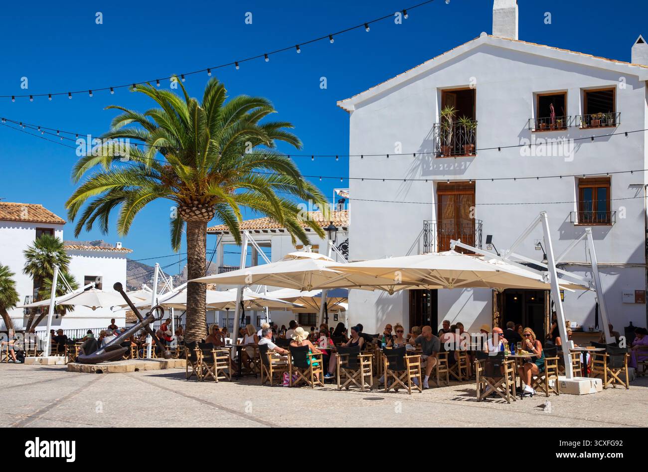 Altea, Espagne - 11 septembre 2025 ; les gens profitent du soleil dans la vieille ville d'Altea sur la côte méditerranéenne de la Costa Blanca. Banque D'Images