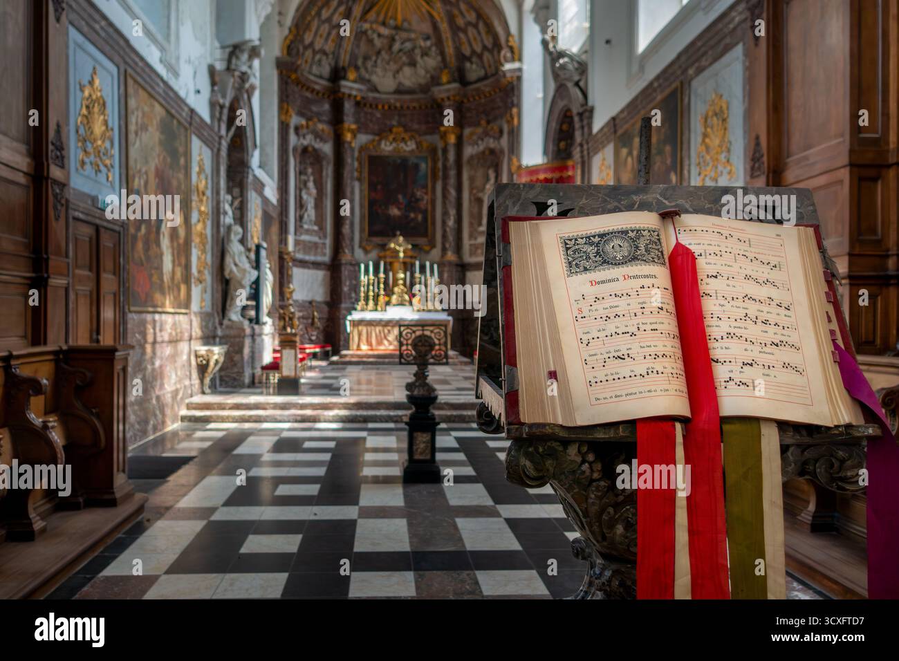 Pupitre avec livre d'hymne dans le chœur de l'église Jean l'Evangéliste à l'abbaye du parc prémonstratège du XIIe siècle à Heverlee, Brabant flamand, Belgique Banque D'Images