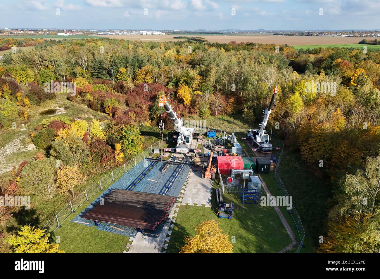 Munich, Deutschland. 14 octobre 2025. Agrandissement de la centrale géothermique de la société publique de Munich dans le quartier de Riem. Des pipelines sont en cours de pose, des chantiers de construction, des grues. Depuis 2004, la centrale géothermique a fourni 16 000 personnes en chauffage urbain renouvelable. Plan extérieur du bâtiment. Crédit : dpa/Alamy Live News Banque D'Images