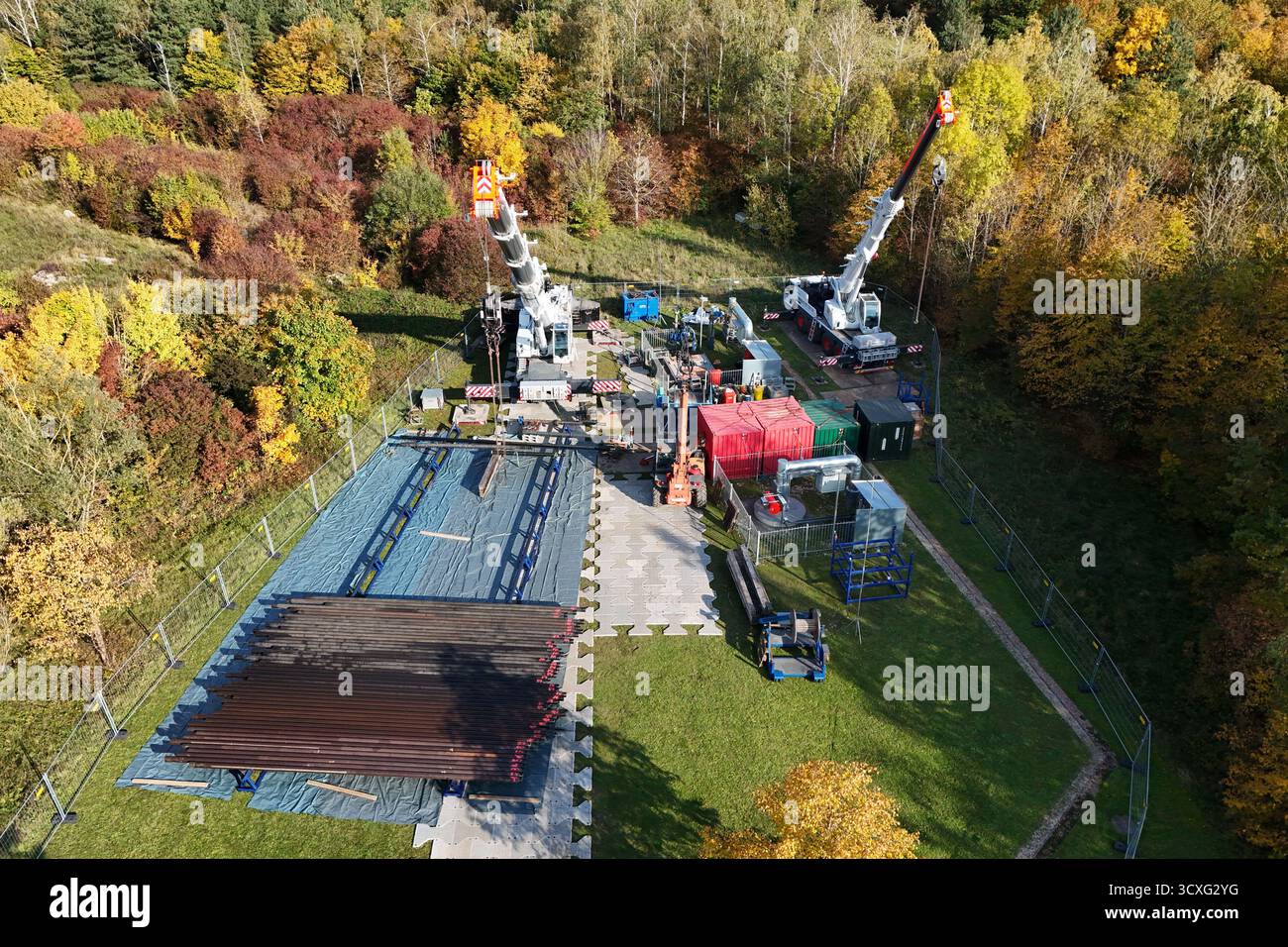 Munich, Deutschland. 14 octobre 2025. Agrandissement de la centrale géothermique de la société publique de Munich dans le quartier de Riem. Des pipelines sont en cours de pose, des chantiers de construction, des grues. Depuis 2004, la centrale géothermique a fourni 16 000 personnes en chauffage urbain renouvelable. Plan extérieur du bâtiment. Crédit : dpa/Alamy Live News Banque D'Images
